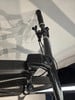 Detail des Lenkers und der Vorderseite eines Mountainbikes mit sichtbarem Logo