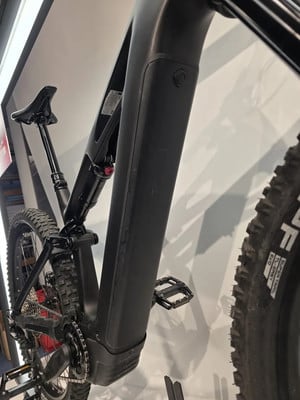 Detail eines modernen schwarzen E-Bikes mit Dämpfer und Pedalen. Detail eines modernen schwarzen E-Bikes mit Dämpfer und Pedalen.