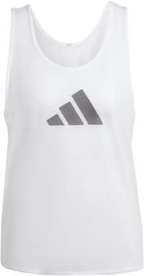 Weißes Adidas Netzoberteil mit Logo auf der Brust.