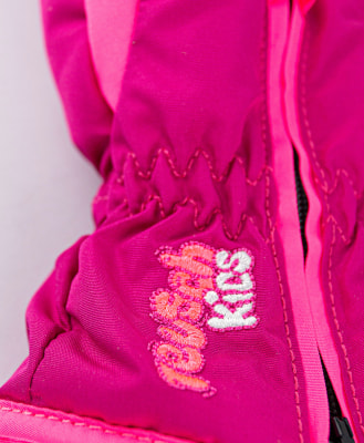 Eine rosa Kinderhandschuh mit der Aufschrift „Baby Kids“. Eine rosa Kinderhandschuh mit der Aufschrift „Baby Kids“.