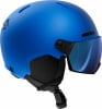 Ein blauer Skihelm mit integriertem Visier und schwarzem Ohrschutz.