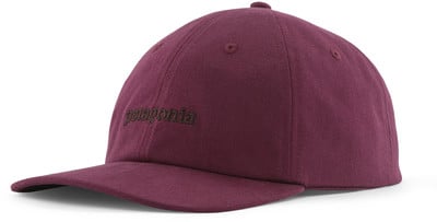 Eine dunkelweinrote Kappe mit gesticktem Patagonia-Logo. Eine dunkelweinrote Kappe mit gesticktem Patagonia-Logo.