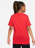 Mädchen in einem roten T-Shirt mit Zopf und weißem Nike-Logo auf dem Ärmel.