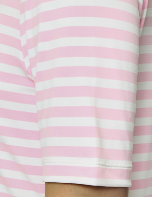 Stoffdetail mit rosa und weißen Streifen, der Ärmelsaum ist unten sichtbar. Stoffdetail mit rosa und weißen Streifen, der Ärmelsaum ist unten sichtbar.
