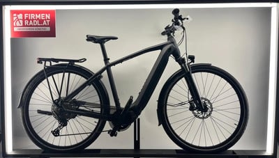 Schwarzes E-Bike mit FIRMEN RADL.AT Logo an der Wand.