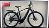 Schwarzes E-Bike mit FIRMEN RADL.AT Logo an der Wand.