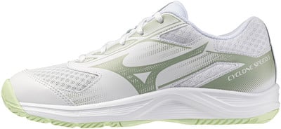 Weißer Mizuno Cyclone Speed 5 Tennisschuh mit grünen Akzenten. Weißer Mizuno Cyclone Speed 5 Tennisschuh mit grünen Akzenten.