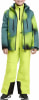 Junge in einer Winterjacke mit Kapuze und Skihose in leuchtenden Farben.