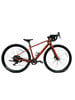 Ein orangefarbenes Gravelbike mit schwarzen Rädern und Lenker auf weißem Hintergrund.