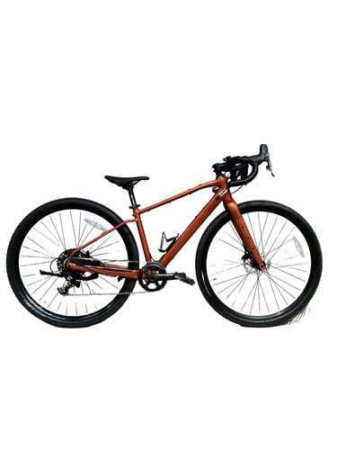 Ein orangefarbenes Gravelbike mit schwarzen Rädern und Lenker auf weißem Hintergrund.