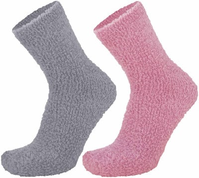 Zwei Paar flauschige Socken, eine graue und eine pinke.