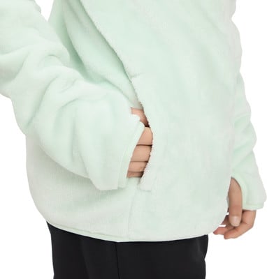 Detail einer weichen hellgrünen Fleecejacke mit einer Handtasche. Detail einer weichen hellgrünen Fleecejacke mit einer Handtasche.