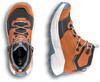 Orange Wanderschuhe mit schwarzen und blauen Details und grauen Schnürsenkeln.