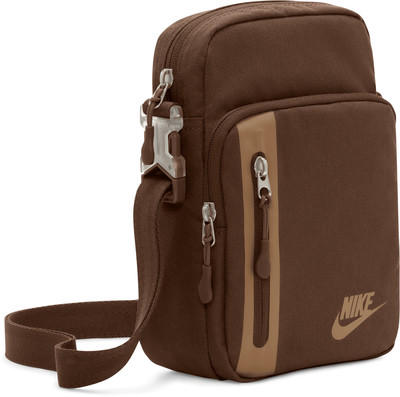 Braune Nike Tasche mit verstellbarem Riemen und Markenlogo.
