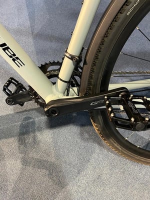 Detailaufnahme der Kurbel und Pedale eines Cube Fahrrads. Detailaufnahme der Kurbel und Pedale eines Cube Fahrrads.