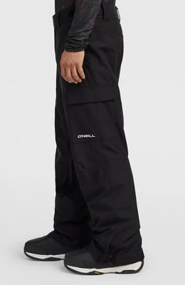 Schwarze Cargohose mit O'Neill-Logo und Stiefeln.