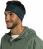 Mann mit Buff-Stirnband und grüner Kapuzenjacke.
