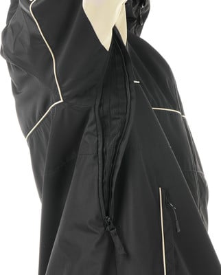 Detail einer schwarzen Jacke mit cremefarbener Paspel und offenem Reißverschluss. Detail einer schwarzen Jacke mit cremefarbener Paspel und offenem Reißverschluss.