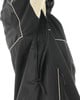 Detail einer schwarzen Jacke mit cremefarbener Paspel und offenem Reißverschluss.