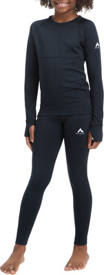 Mädchen in schwarzem Langarm-Thermoshirt und Leggings. Mädchen in schwarzem Langarm-Thermoshirt und Leggings.