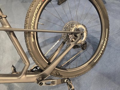 Hinterrad eines Mountainbikes mit Carbonrahmen und Pirelli-Reifen. Hinterrad eines Mountainbikes mit Carbonrahmen und Pirelli-Reifen.