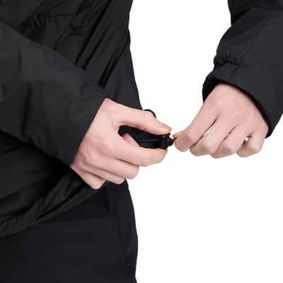 Hände ziehen einen Kordelzug an einer Jacke zur Taillenanpassung. Hände ziehen einen Kordelzug an einer Jacke zur Taillenanpassung.