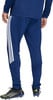 Blaue Adidas Trainingshose mit weißen Streifen und schwarzen Fußballschuhen.