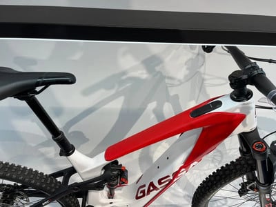 Detail eines Mountainbike-Elektrofahrrads mit weißem Rahmen und roten Akzenten. Detail eines Mountainbike-Elektrofahrrads mit weißem Rahmen und roten Akzenten.