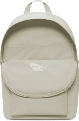 Hellbeiger Nike-Rucksack mit Logo auf der Vordertasche.