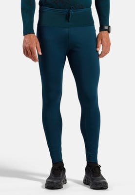 Ein Mann in dunkelblauen Leggings und schwarzen Schuhen steht vor weißem Hintergrund. Ein Mann in dunkelblauen Leggings und schwarzen Schuhen steht vor weißem Hintergrund.