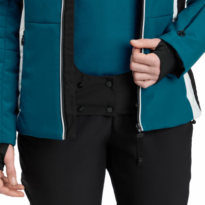 Detail einer Jacke mit schwarzen Knöpfen und Reißverschluss, in Teal mit weißen Streifen. Detail einer Jacke mit schwarzen Knöpfen und Reißverschluss, in Teal mit weißen Streifen.