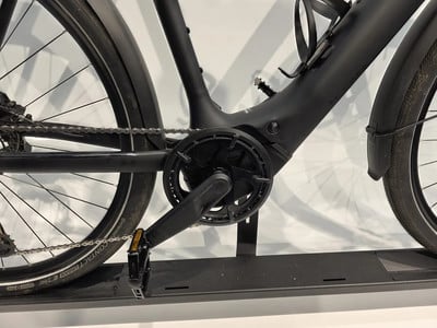 Teil eines schwarzen E-Bikes mit Kette und Pedal. Teil eines schwarzen E-Bikes mit Kette und Pedal.