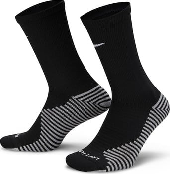 Schwarze Nike-Socken mit weißem Logo und gestreifter Sohle.