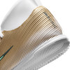 Gold-weißer Nike Fußballschuh mit Mercurial-Logo.