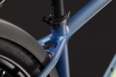 Rahmendetail eines Fahrrads mit blauer Metallic-Lackierung und Sattelstütze.