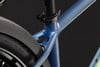 Rahmendetail eines Fahrrads mit blauer Metallic-Lackierung und Sattelstütze.