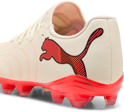 Cremefarbener Puma-Fußballschuh mit rotem Logo und Sohle. Cremefarbener Puma-Fußballschuh mit rotem Logo und Sohle.