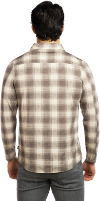 Rückansicht eines Mannes in kariertem Hemd und Jeans. Rückansicht eines Mannes in kariertem Hemd und Jeans.