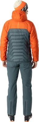 Rückansicht eines Mannes in einer orangefarbenen Daunenjacke und dunkelgrauer Hose.