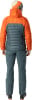 Rückansicht eines Mannes in einer orangefarbenen Daunenjacke und dunkelgrauer Hose.