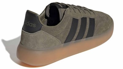 Zöld Adidas cipő fekete csíkokkal és áttetsző gumitalppal. Zöld Adidas cipő fekete csíkokkal és áttetsző gumitalppal.
