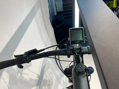 Detail eines E-Bike-Lenkers mit Bosch-Display und Bedienelementen. Detail eines E-Bike-Lenkers mit Bosch-Display und Bedienelementen.