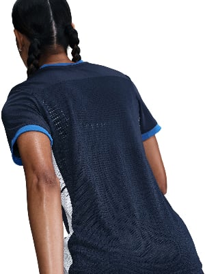 Rückansicht einer Frau in einem dunkelblauen T-Shirt mit blauen Ärmelbündchen. Rückansicht einer Frau in einem dunkelblauen T-Shirt mit blauen Ärmelbündchen.