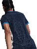 Rückansicht einer Frau in einem dunkelblauen T-Shirt mit blauen Ärmelbündchen.