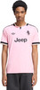 Ein Mann in einem rosa Fußballtrikot mit Adidas-Logo und Jeep-Schriftzug.