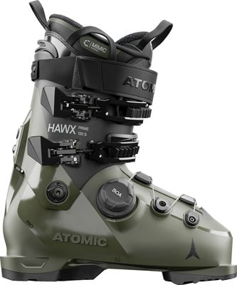 Ein grüner Atomic Hawx Prime Skischuh mit BOA-System und Schnallen. Ein grüner Atomic Hawx Prime Skischuh mit BOA-System und Schnallen.