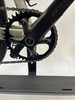 Detail des Fahrradkurbels mit Kette und Kettenblatt.