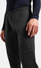 Mann in schwarzer Hose mit Odlo-Logo auf dem rechten Oberschenkel.