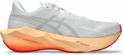 Weißer Laufschuh mit orange-roter Sohle und FF Turbo 2 Logo. Weißer Laufschuh mit orange-roter Sohle und FF Turbo 2 Logo.