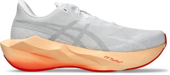 Weißer Laufschuh mit orange-roter Sohle und FF Turbo 2 Logo.